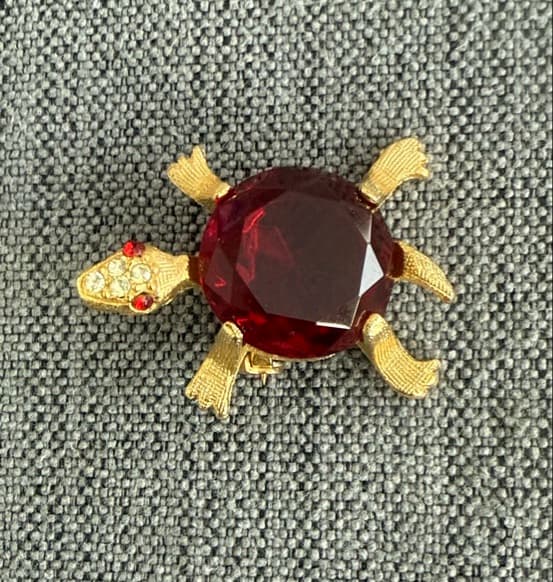 Textured Gold Tone Turtle Brooch with Faceted Red Glass Figural Jelly Belly