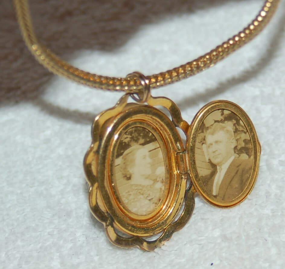 VINTAGE providence MARKED PR.ST. CO. 1/20 12K GOLD FILLED FRAMED LOCKET