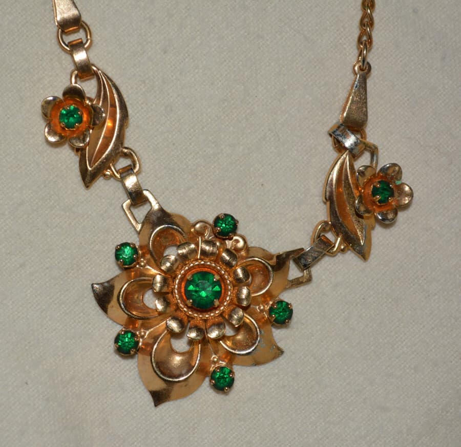 NEW NWT vintage old stock BARCLAY GOLD TONE green stones FLORAL NECKLACE 16"