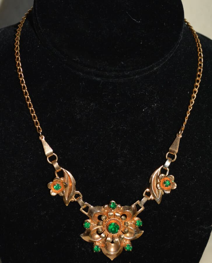 NEW NWT vintage old stock BARCLAY GOLD TONE green stones FLORAL NECKLACE 16"
