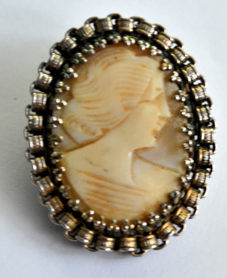 Cameo Brooch Pin or pendant Victorian Woman vintage over 1" tall
