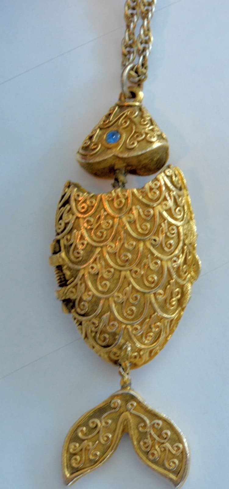 estate vintage MAX FACTOR PENDANT SOLID PERFUME COMPACT NECKLACE goldtone FISH