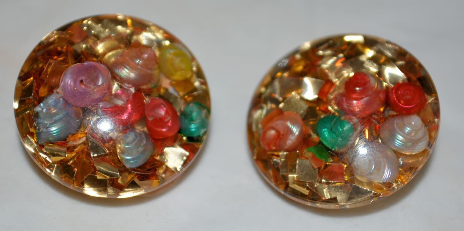 Vintage 50's Sea Shell gold Confetti Lucite Earrings Cool clip back