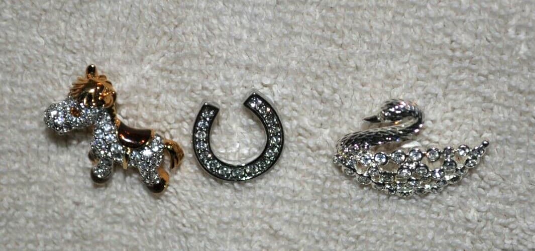 Vintage lot of 3 pin brooches tie tac Swarovski swan horseshoe horse