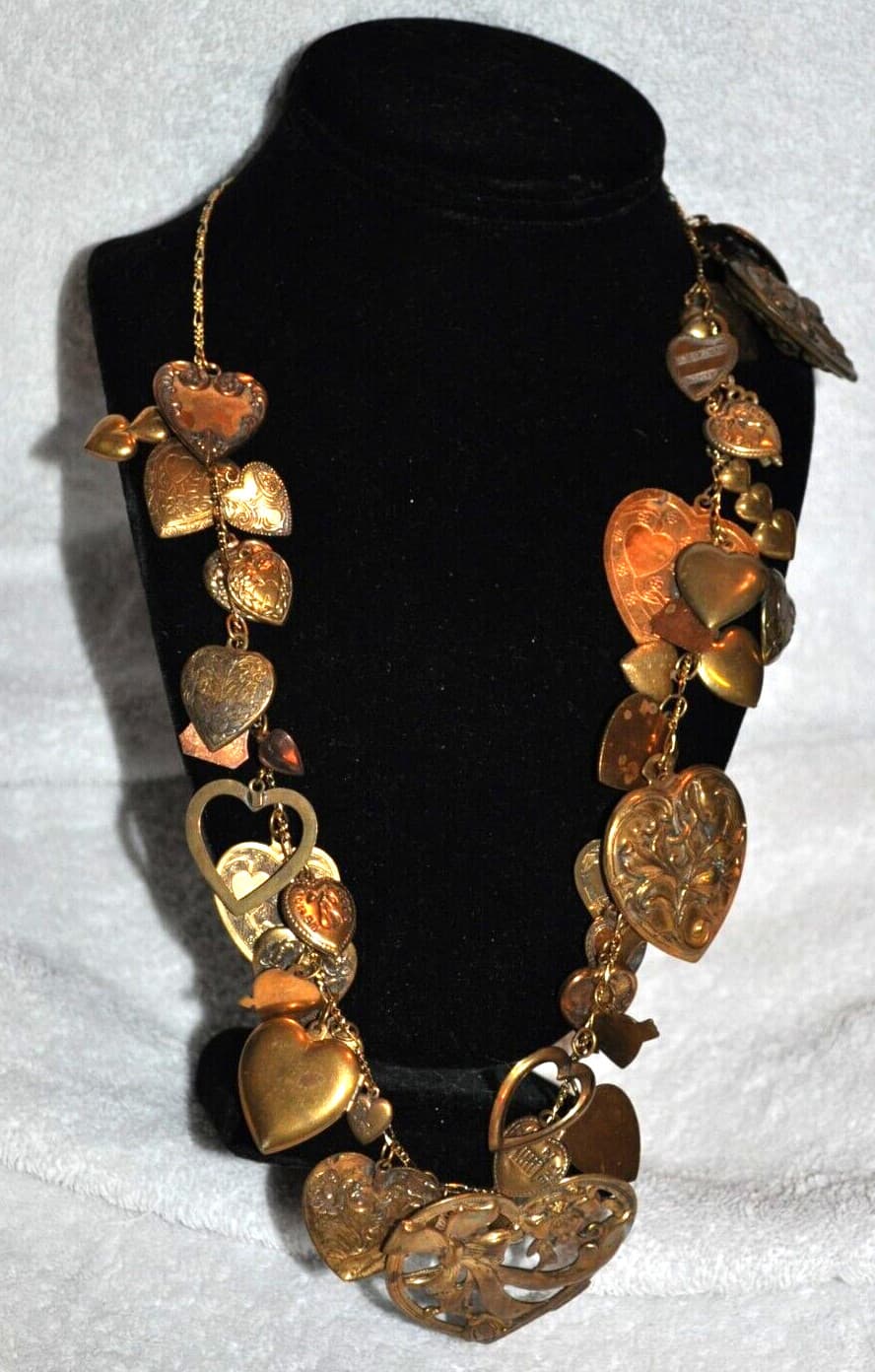 Gorgeous vintage Pididdly Links brass-tone heart charm necklace locket enamel 28