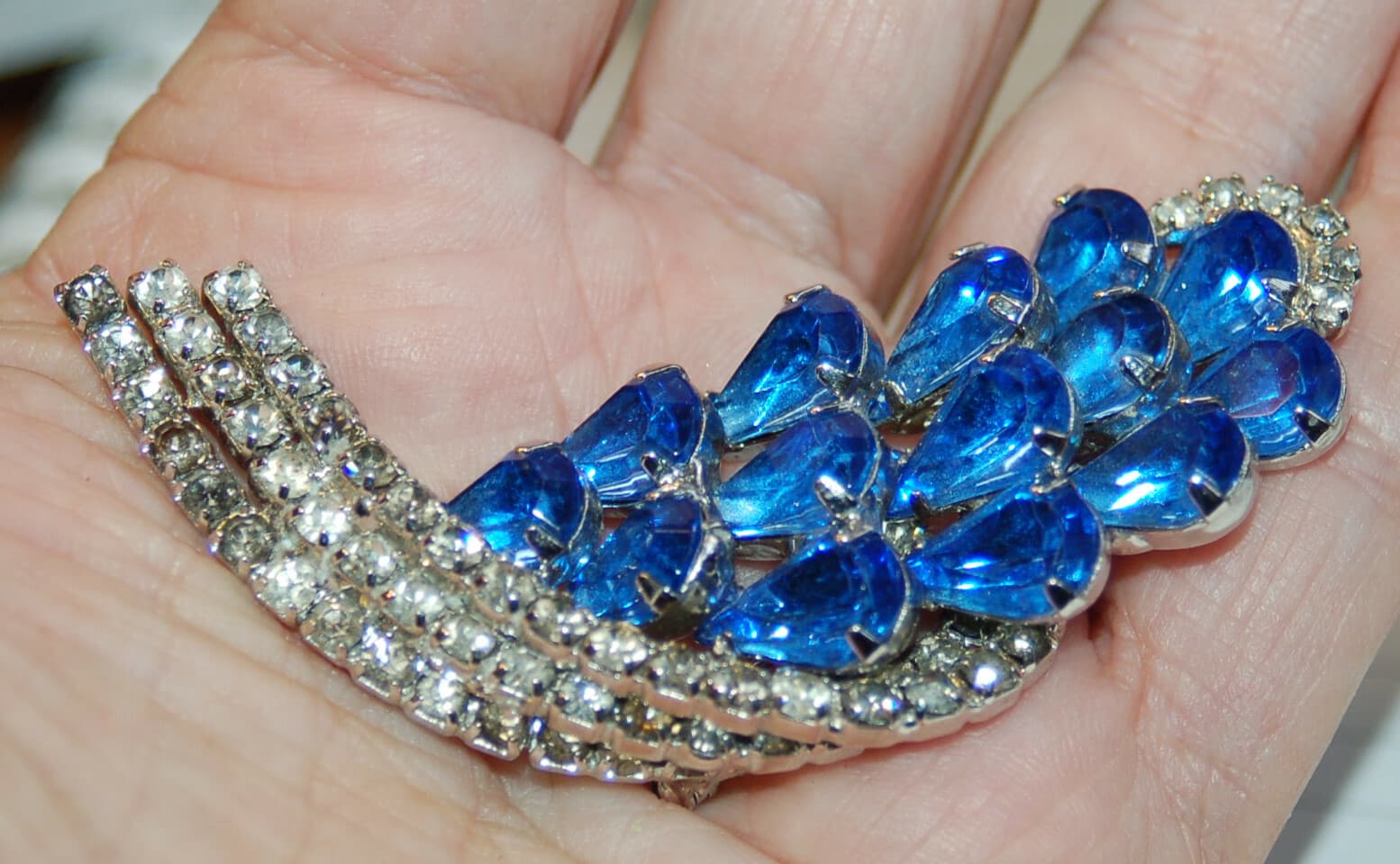 Large Brilliant Vintage Blue & Crystal Rhinestone Brooch Pin un Signed