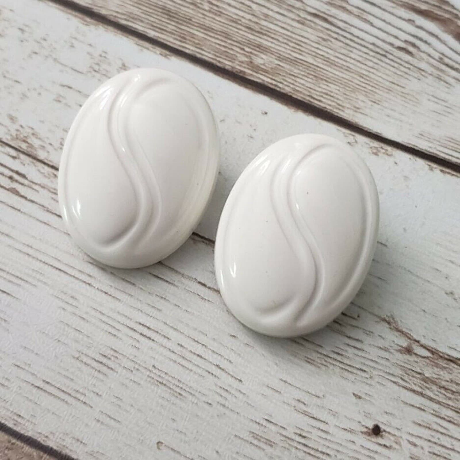 Vintage Clip On Earrings - Off White Oval with Design 1"