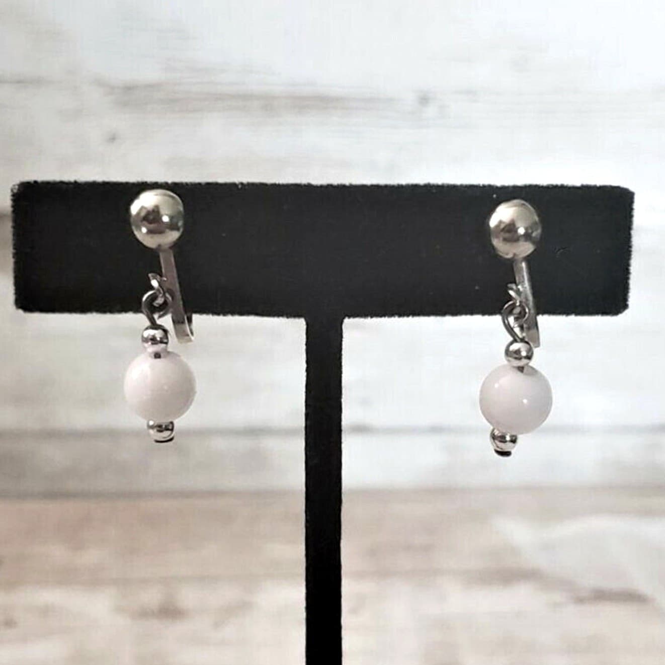 Vintage Clip On Earrings - Retro Drop Earrings - 1" White & Silver Tone Dangle