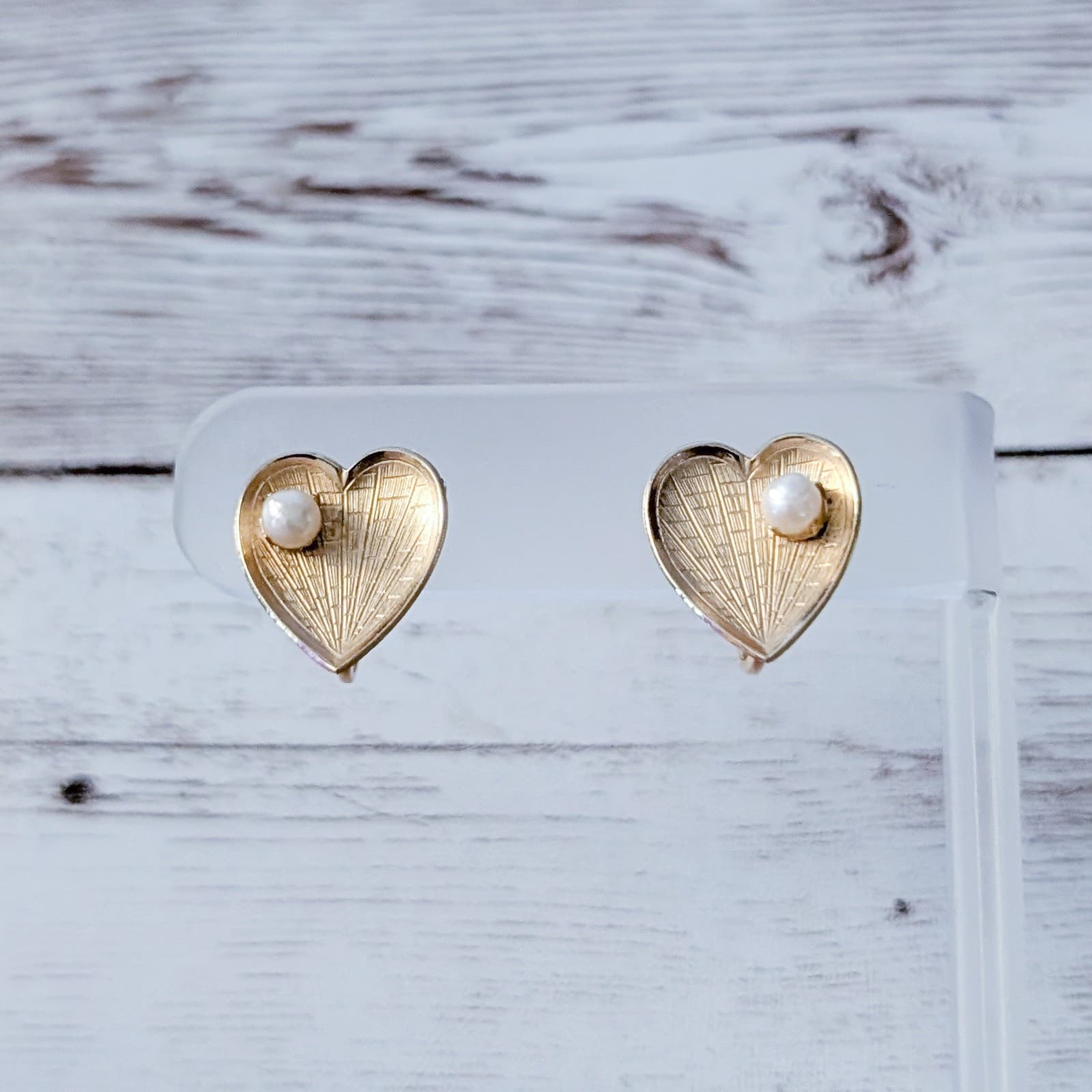 Vintage Screw On Earrings Heart with Faux Pearl Stamped Louvanni?