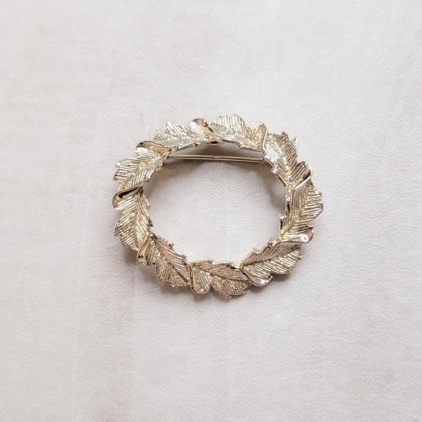 Vintage Gerry's Gold Tone Round Leaf Wreath Brooch / Pin / Scarf Clip - 1.5"
