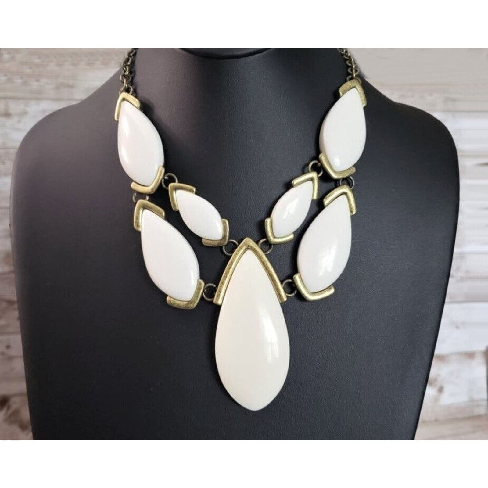 Vintage Necklace - Cream & Antique Gold Tone Statement Necklace