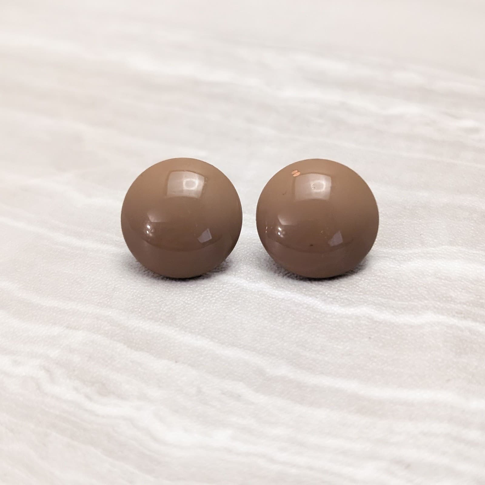 Vintage Stud Earrings Tan Retro Domed Circle Button Style 0.75" - Paint Chip