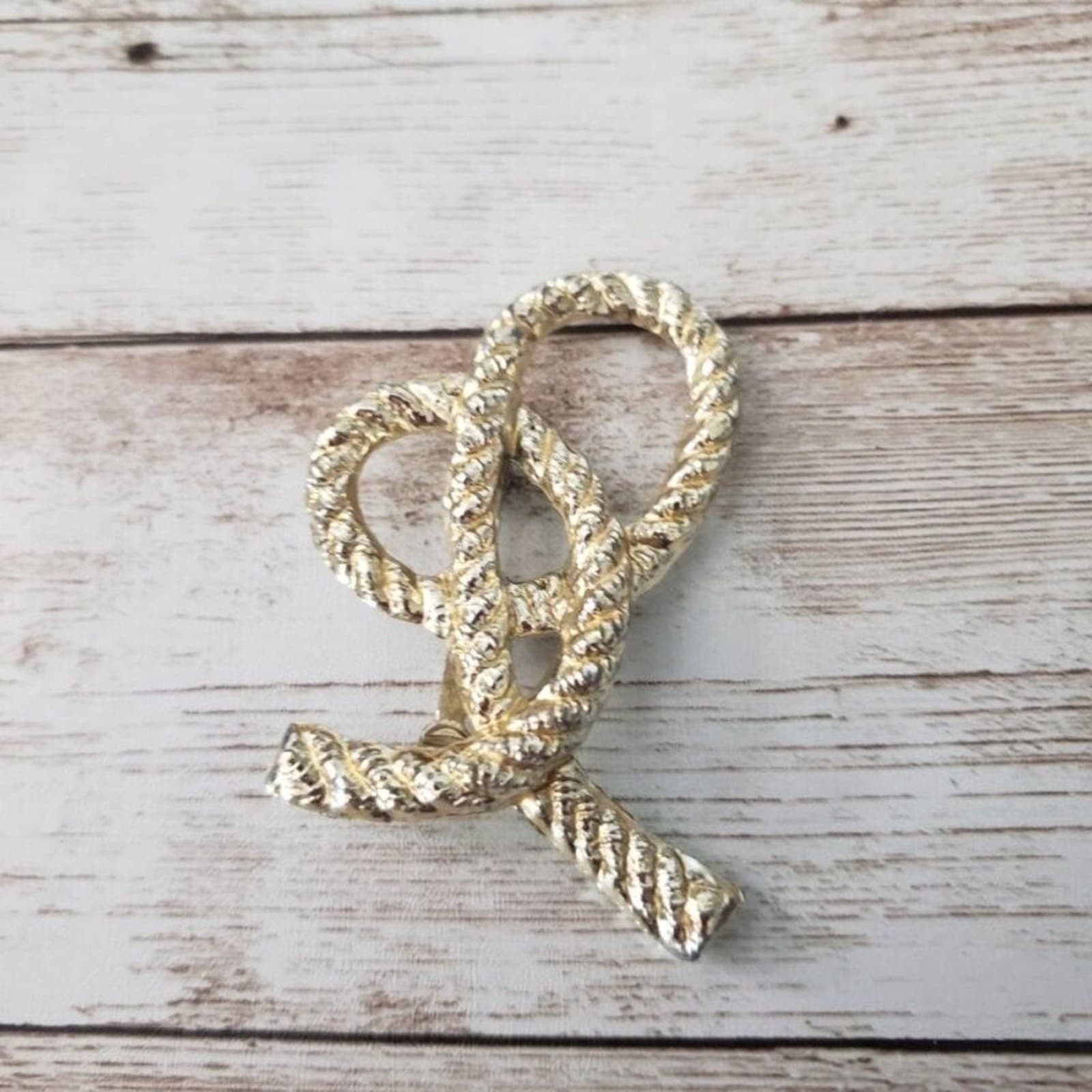 Vintage Brooch / Pin Light Gold Tone Looped Woven Rope Design