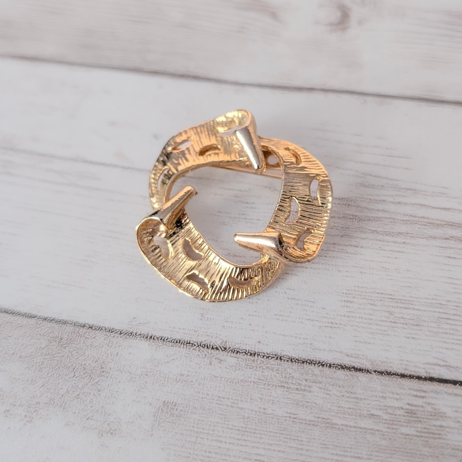 Vintage Brooch Large Gold Tone Wreath Like