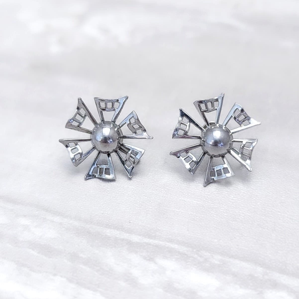 Vintage Screw On / Screw Back Earrings Stylish 7/8" Silver Tone Geometric Flower