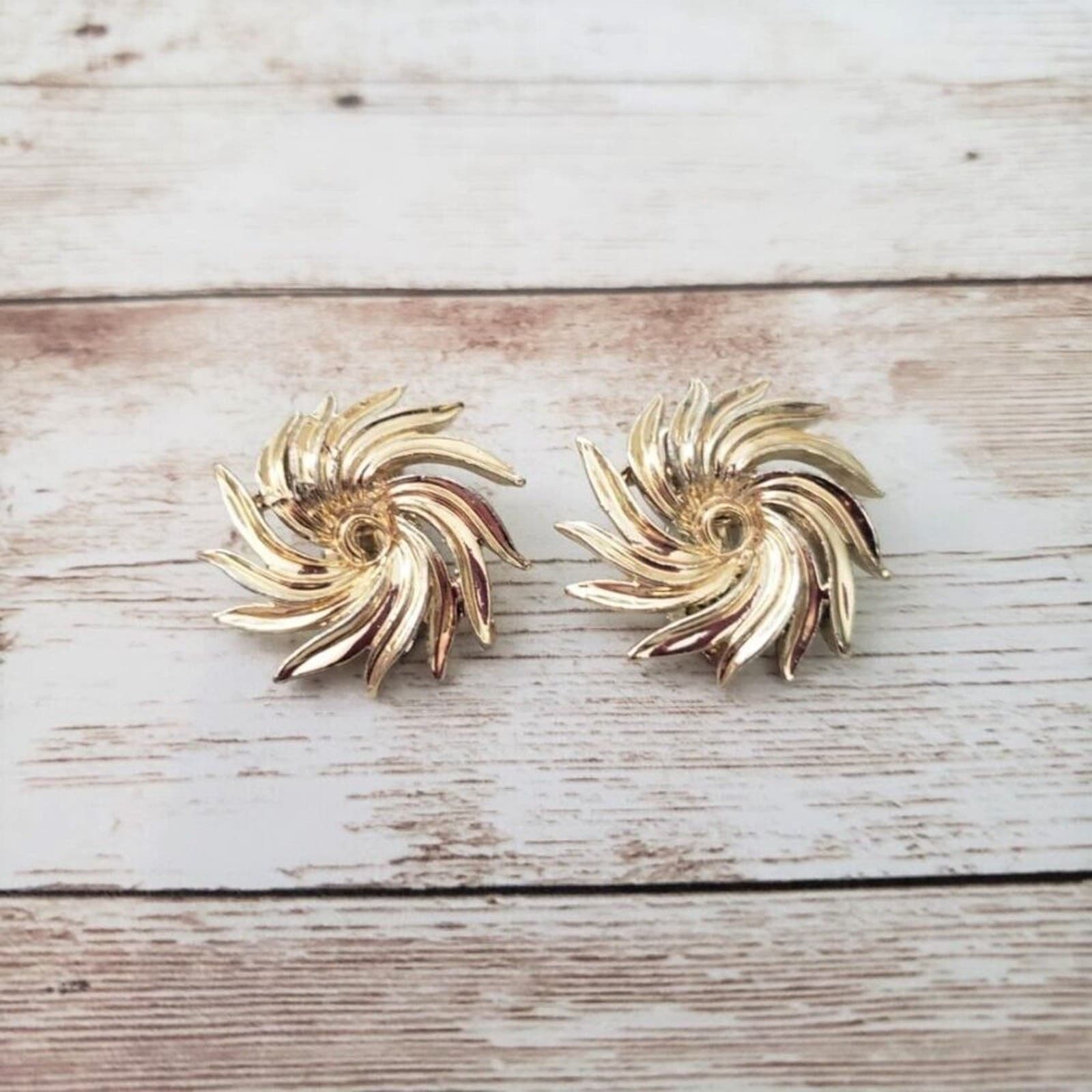 Vintage Lisner Clip On Earrings - Gold Tone Swirl Shape Starburst