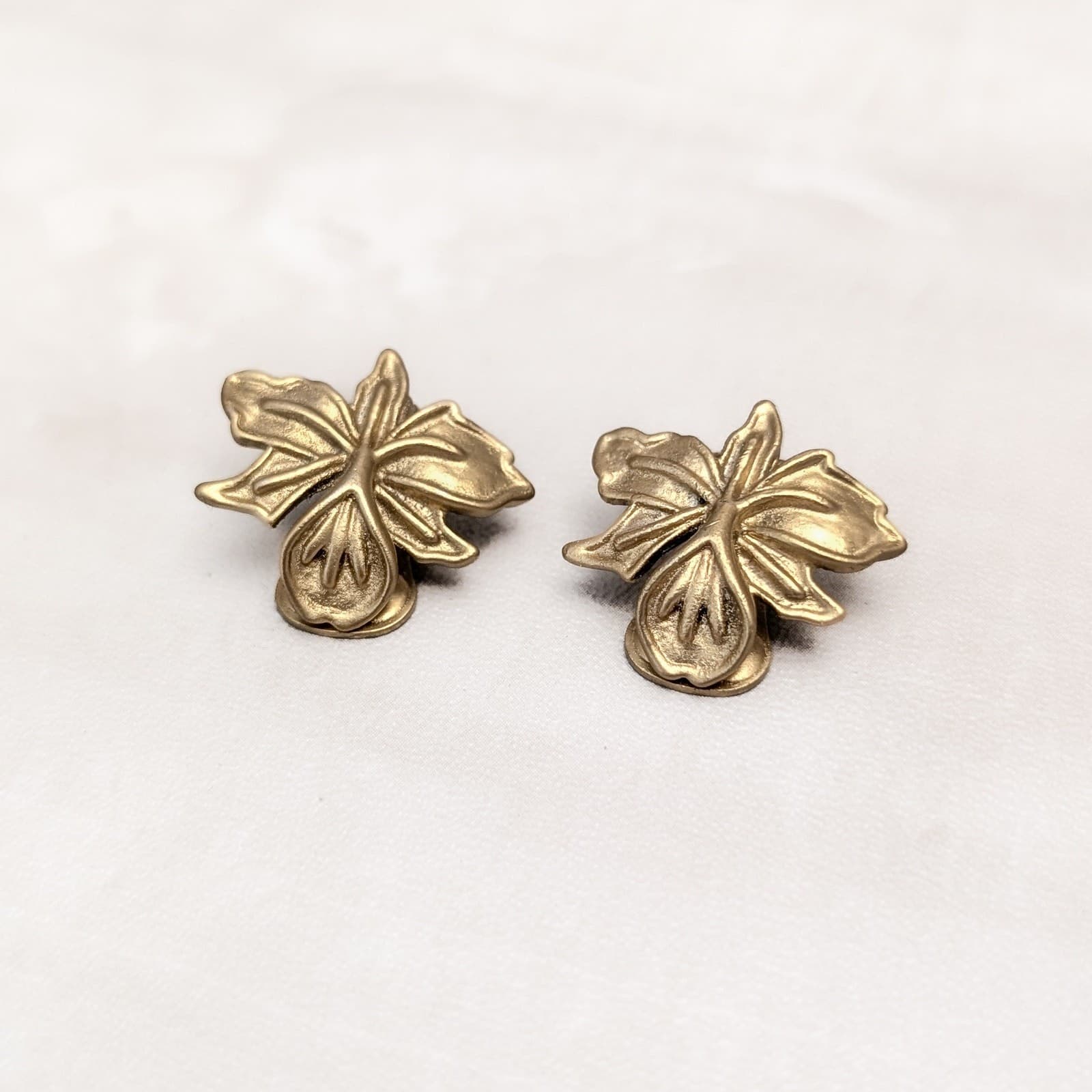 Vintage Clip On Earrings 7/8" Matte Gold Tone Leaf Fall Autumn
