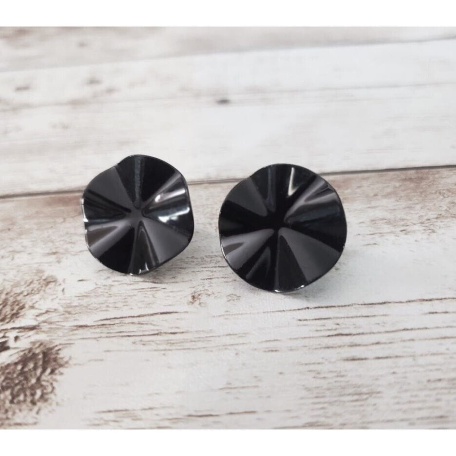 Vintage Clip On Earrings - 0.75" Black Wavy Circle