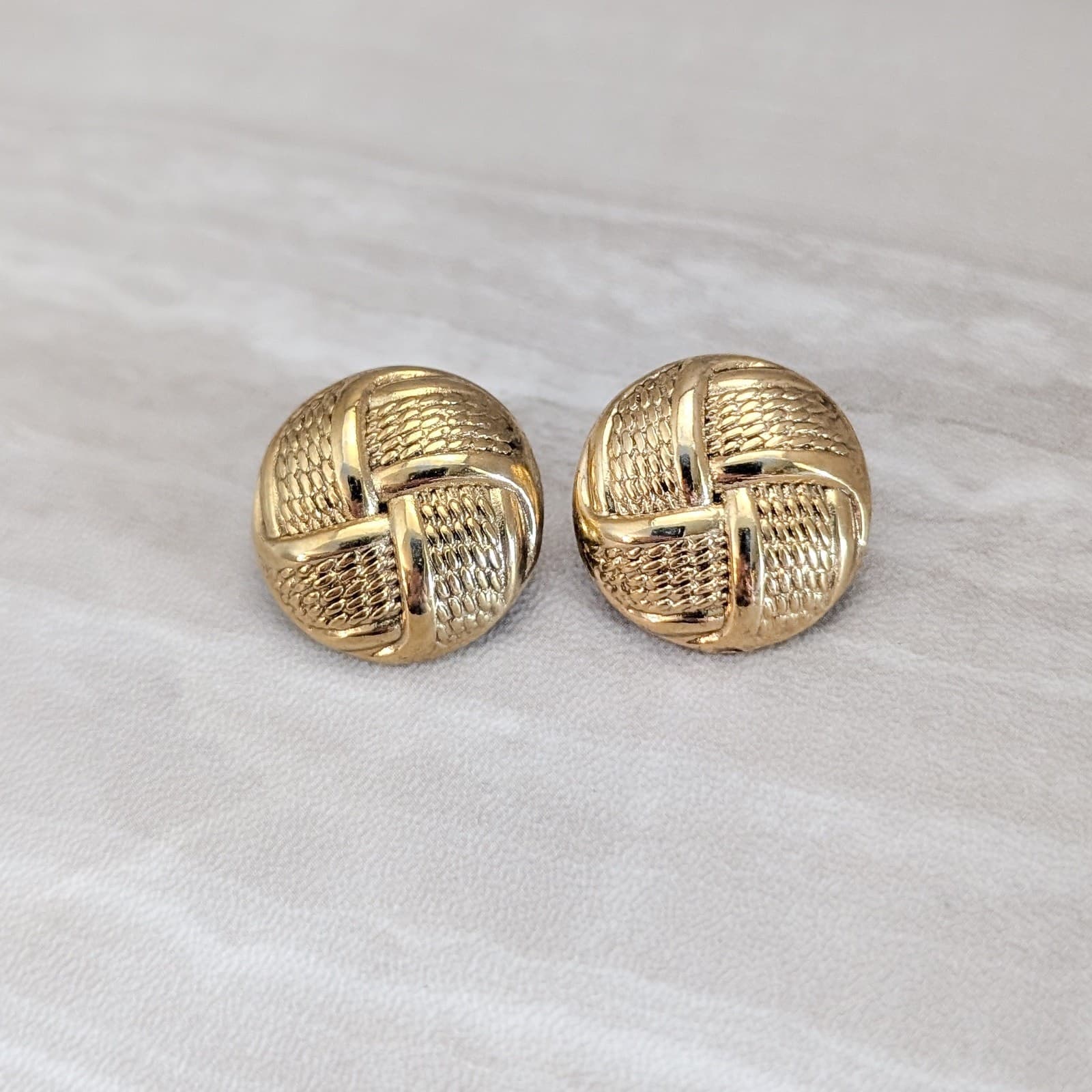 Vintage Stud Earrings 7/8" Gold Tone Circle Woven Design Retro Glam Statement