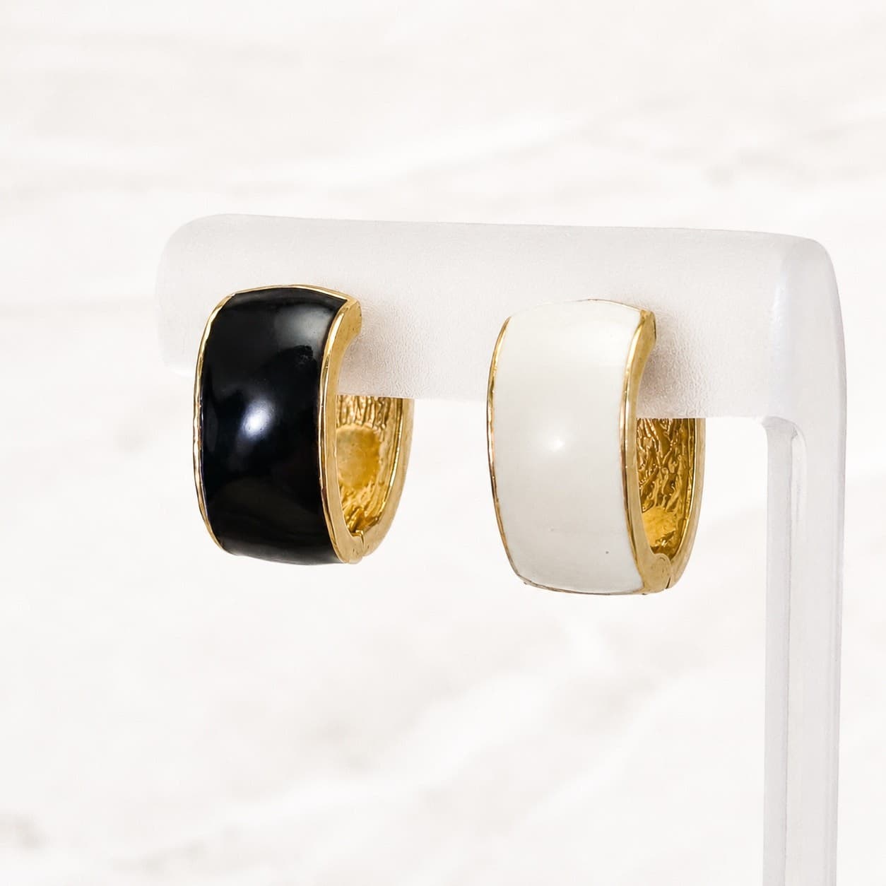Vintage Magnetic Clip On Earrings Reversable Cream Black Gold Tone Stylish Glam