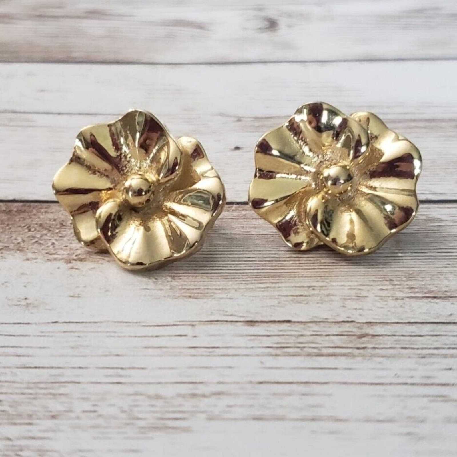 Vintage Screw On Earrings - Gold Tone Flower 3D